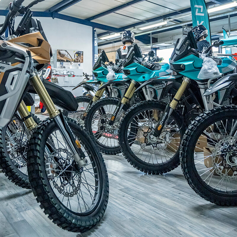 Mehrere Kove Motorräder bei BSN-Racing, teilweise noch eingepackt