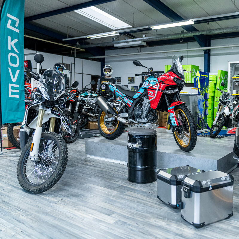Bild vom Showroom von BSN-Racing mit mehreren Motocross Modellen