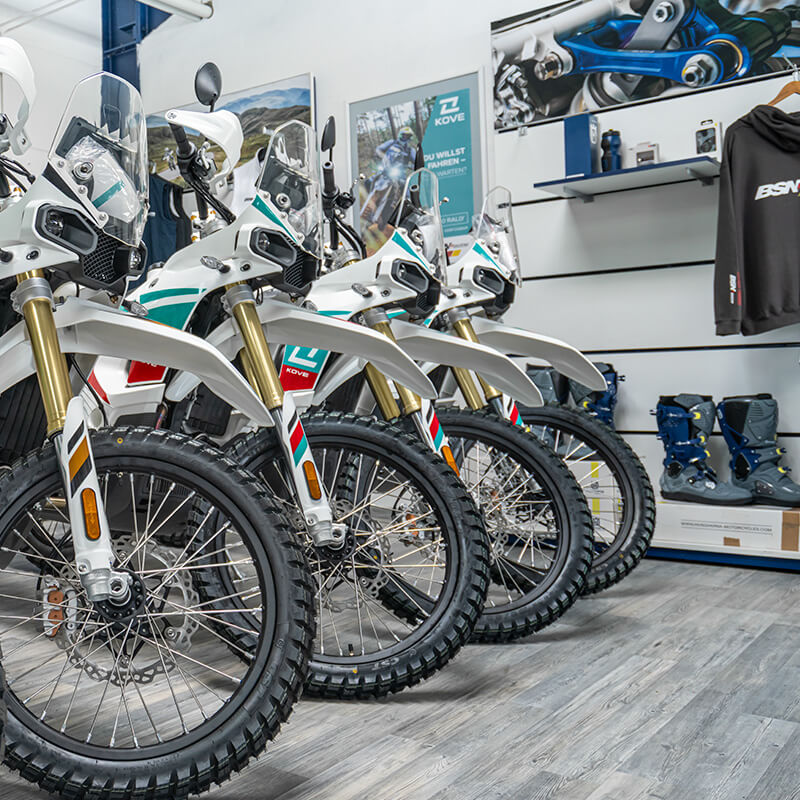 Mehrere Kove 450 Rally nebeneinander aufgestellt bei BSN-Racing