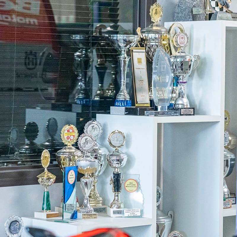 Pokale und Urkunden bezeugen die Erfahrung von BSN-Racing im Motocross