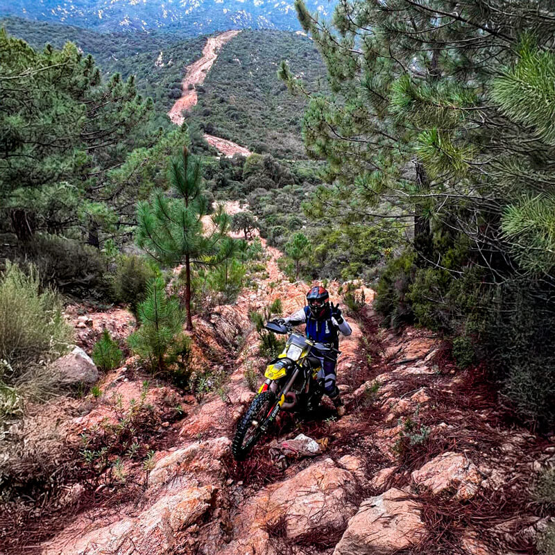 BSN Tour im steinigen Gebirge, Husqvarna-Fahrer bei Auffahrt zeigt Peace-Zeichen