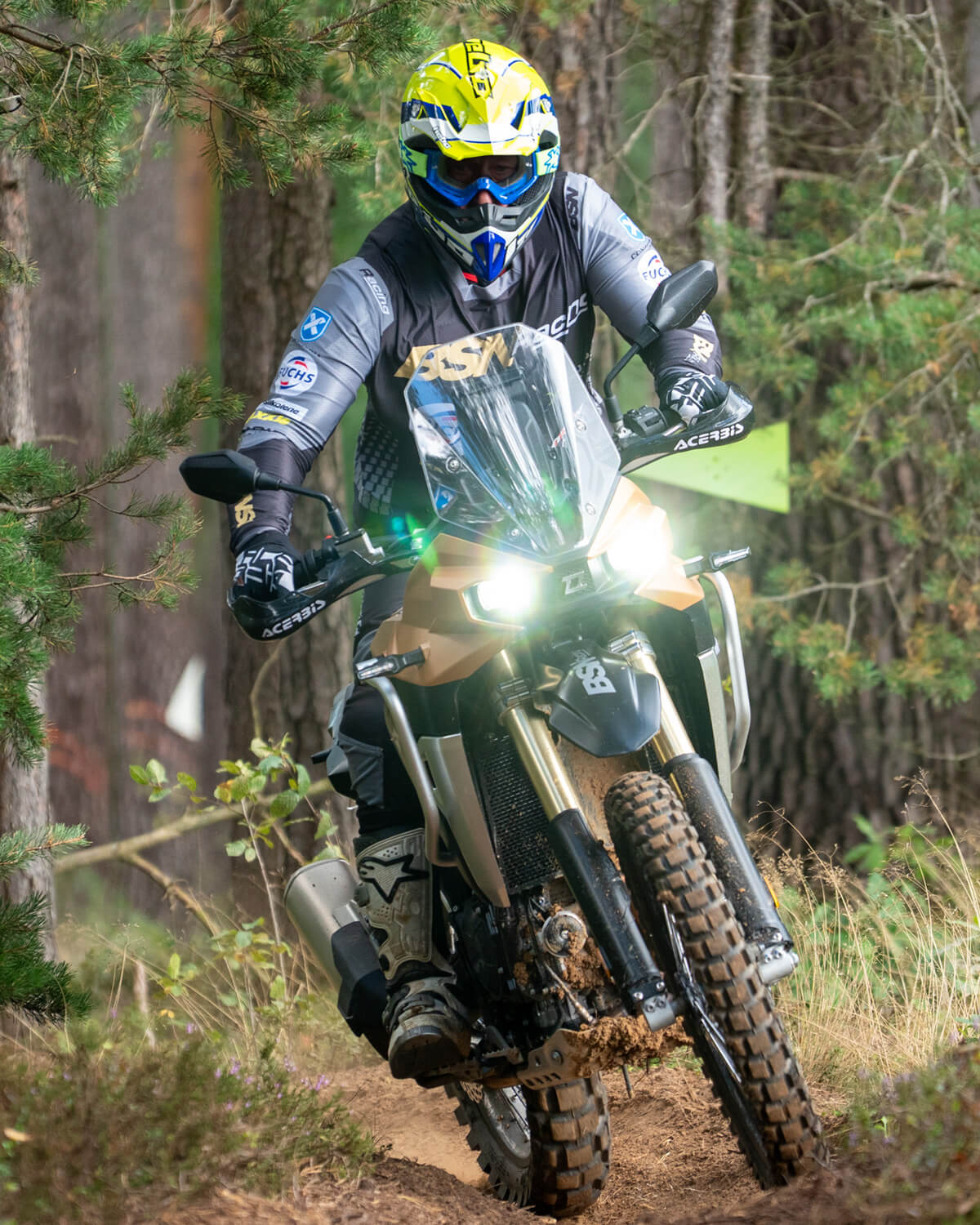 Kove 800X Rally im Wald in Action mit BSN-Racing