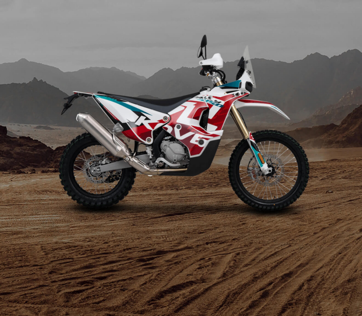 Seitenansicht der Kove 450 Rally, im Hintergrund bergige Wüstenlandschaft, Bild in Größe L