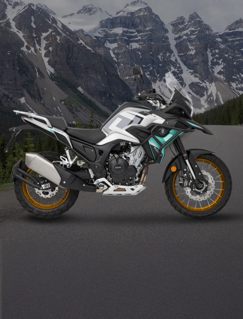 Seitenansicht der Kove 510X, im Hintergrund Gebirge