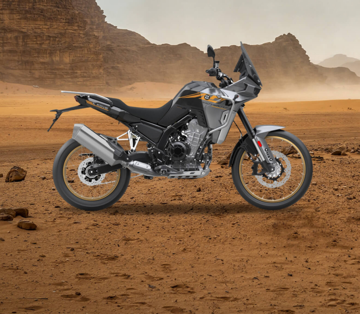 Seitenansicht der Kove 800X Pro, im Hintergrund bergige Wüstenlandschaft, Bild in Größe L