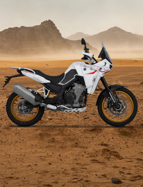 Seitenansicht der Kove 800X Touring/ GT, im Hintergrund bergige Wüstenlandschaft