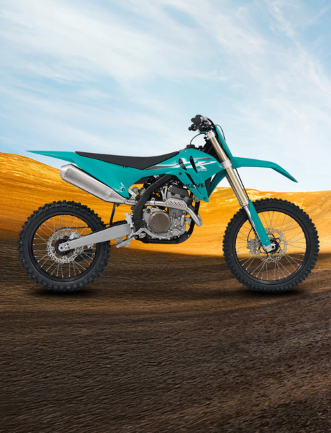 Seitenansicht der Kove MX250 in einem steinigen Gelände