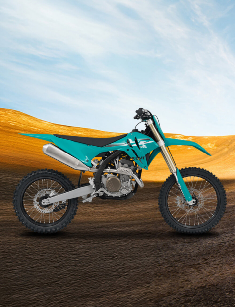 Seitenansicht der Kove MX250 in einem steinigen Gelände