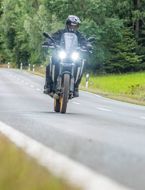 Kove 800X Pro auf der Straße bei einer Probefahrt